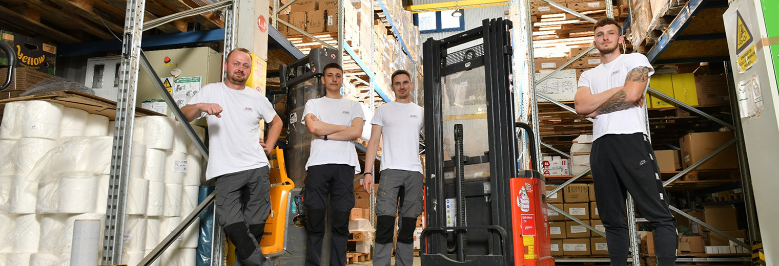 Autentičan Domus Cargo tim uz viličar u skladištu