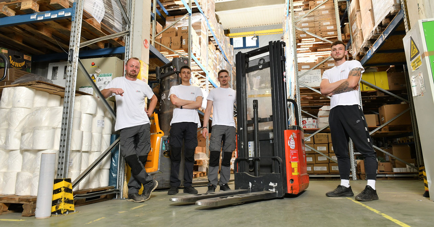 Skladišni tim Domus Carga uz viličar i regale s robom